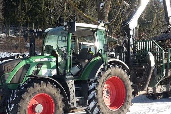 Fendt 516 mit Kranrückewagen