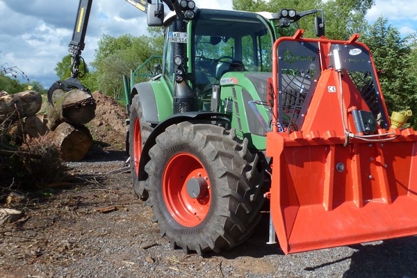 Fendt 516 mit Oehler Rückewagen und Winde