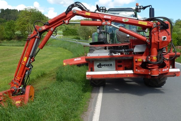 Fendt 720 mit Dücker DUA 800 und Grasmähkopf