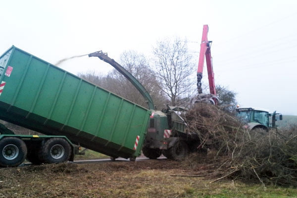 Häckseln in Twiste nach dem Sommersturm 2015